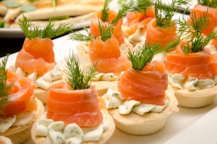 Тарталетки с красной рыбой и творожным сыром