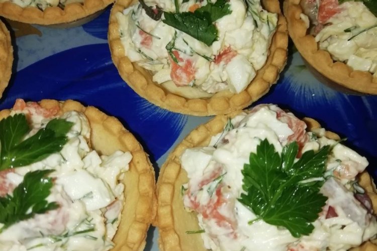 Тарталетки с красной рыбой и яйцами