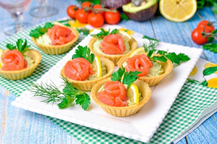 Тарталетки с красной рыбой и авокадо