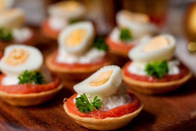 Тарталетки с красной рыбой и перепелиными яйцами