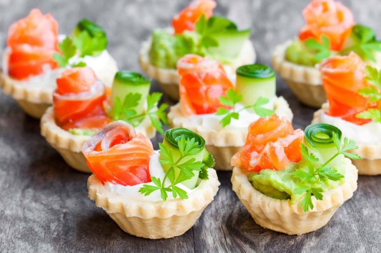 Тарталетки с красной рыбой и твердым сыром