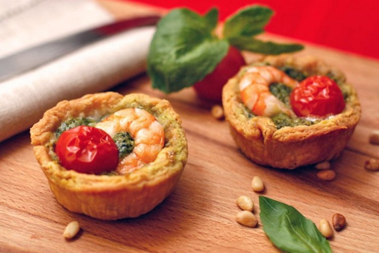 Тарталетки с креветками и помидорами черри
