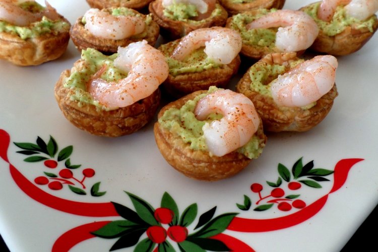 Тарталетки с соусом песто и креветками