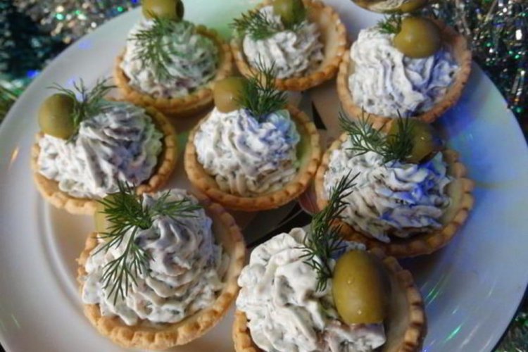 Тарталетки с печенью трески и творожным сыром