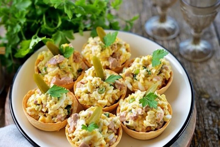 Тарталетки с печенью трески и солеными огурцами