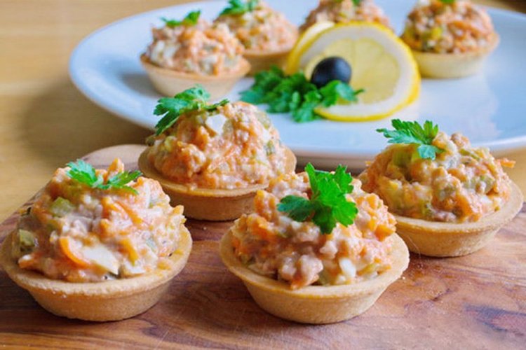 Тарталетки с печенью трески и морковью