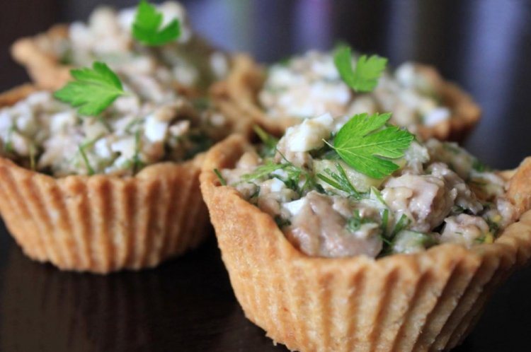 Тарталетки с печенью трески и кукурузой