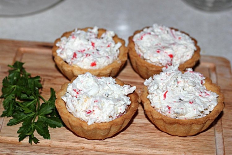 Тарталетки с муссом из крабовых палочек и творожного сыра