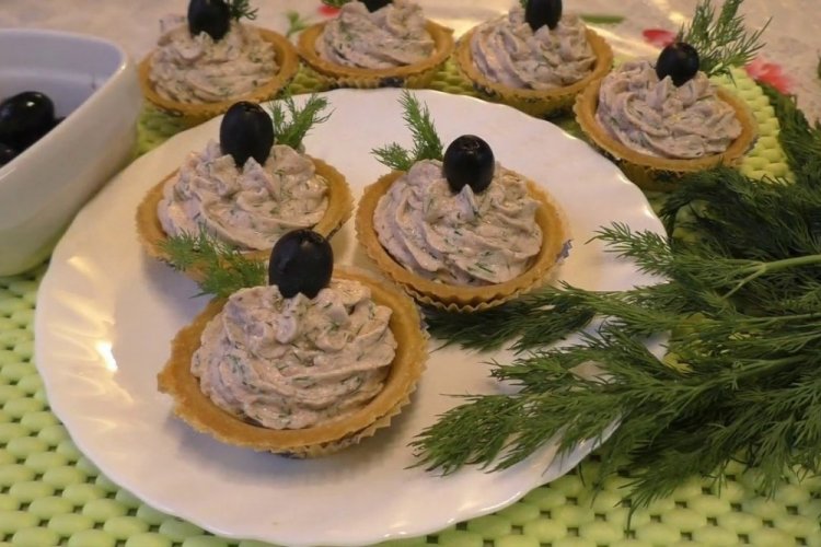 Тарталетки с печенью трески и творожным сыром