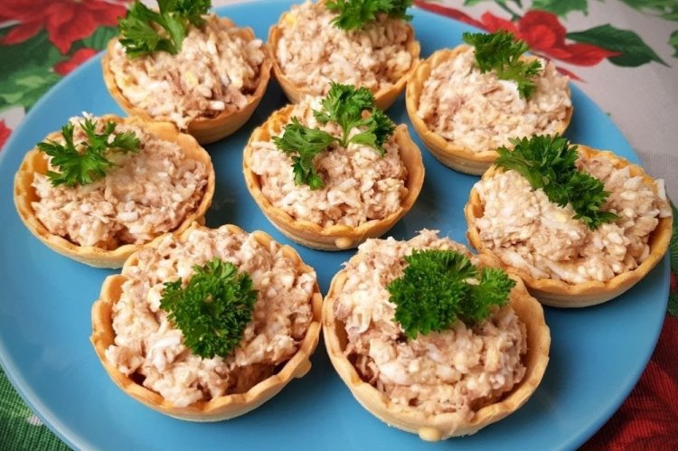 Тарталетки с тунцом и яйцами