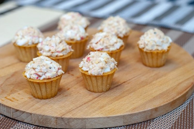Тарталетки с крабовыми палочками и тунцом