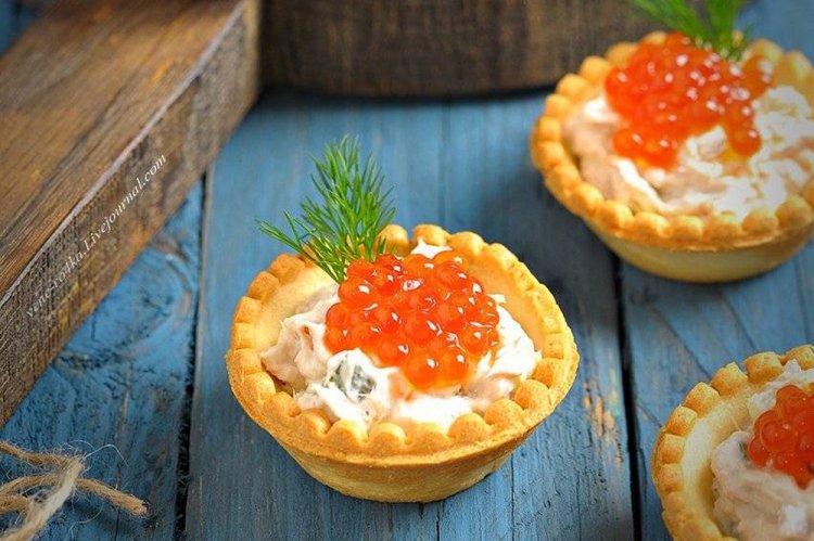 Тарталетки с тунцом и красной икрой