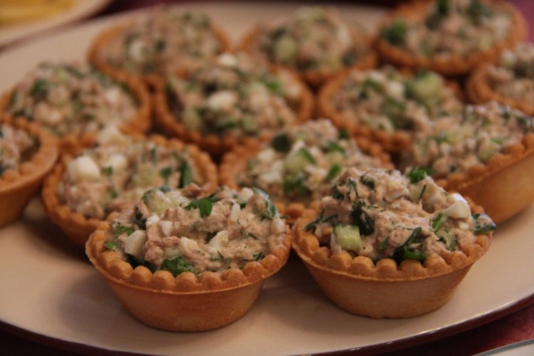 Тарталетки с тунцом и огурцами