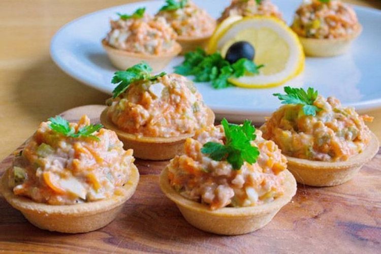 Тарталетки с тунцом и маринованными шампиньонами