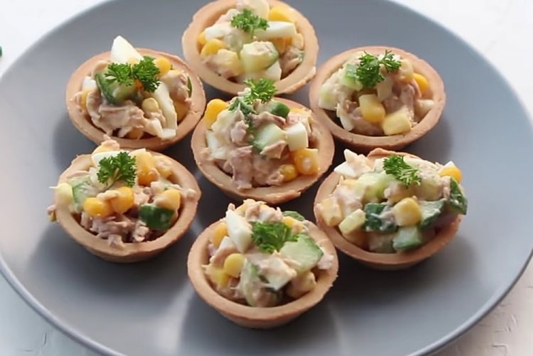 Тарталетки с тунцом и кукурузой