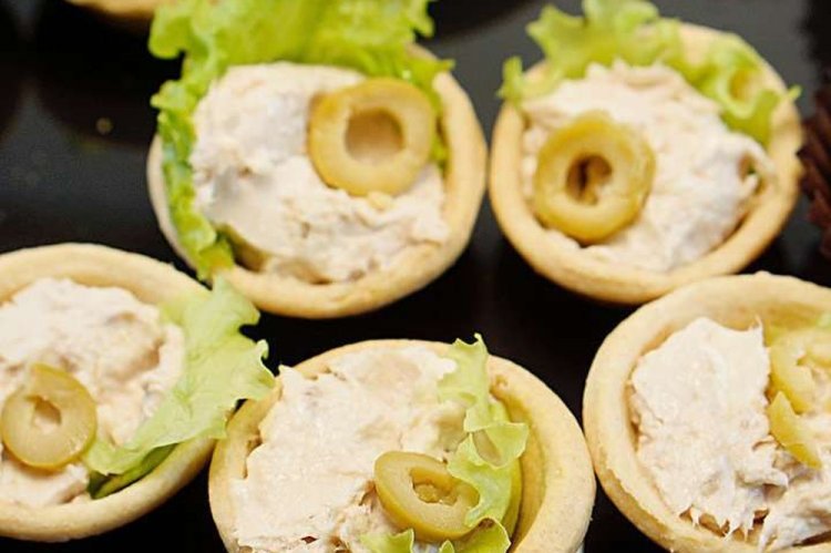 Тарталетки с тунцом и творожным сыром