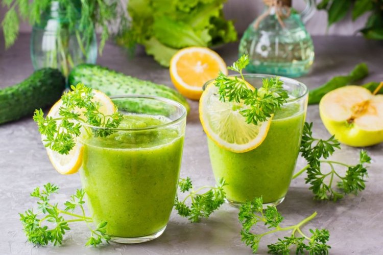 Зеленый смузи из огурца, апельсина, лимона и зелени