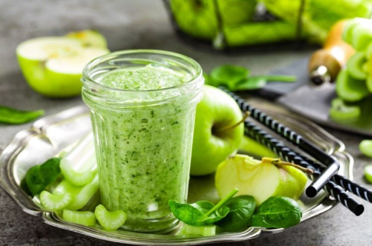 Смузи из сельдерея, зеленых, яблок и шпината