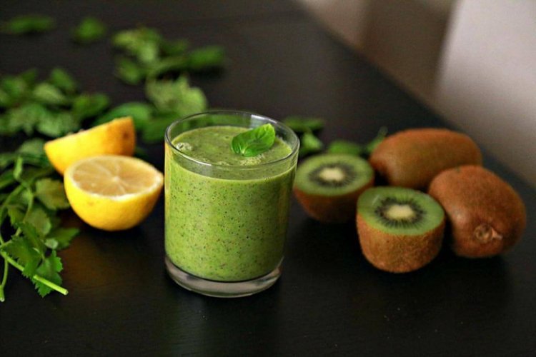 Смузи из лимона, киви и зелени