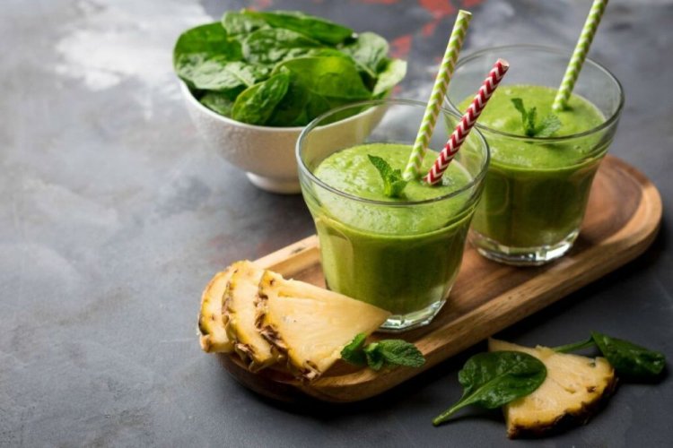 Смузи из ананаса, шпината и зеленого чая