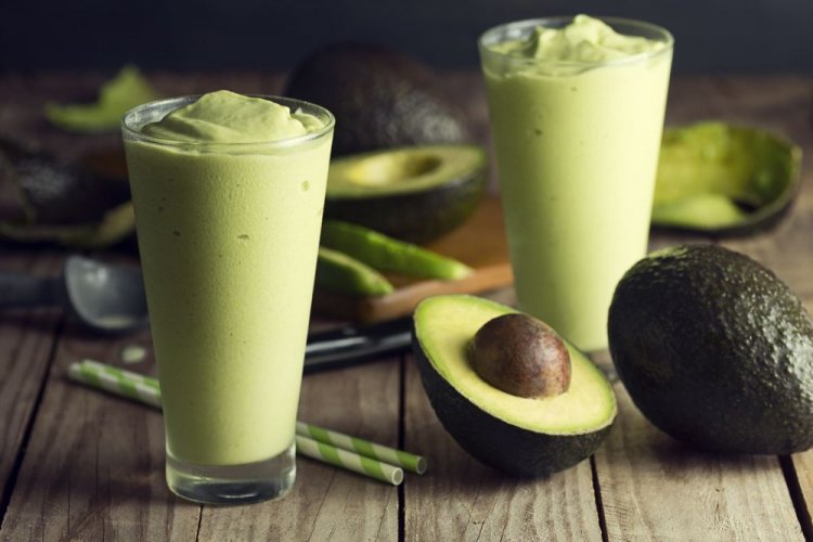Смузи из авокадо с соевым молоком