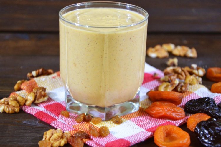 Молочный смузи из сухофруктов и грецких орехов
