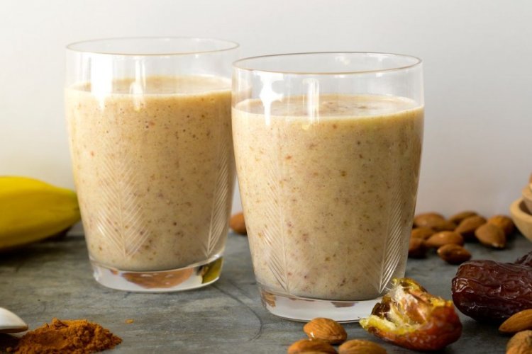 Смузи из бананов, фиников и миндального молока