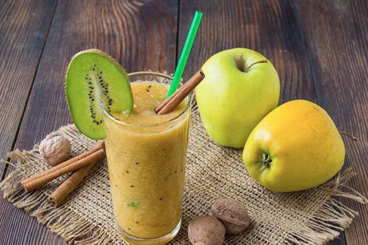 Смузи с яблоками, киви, грецкими орехами и корицей