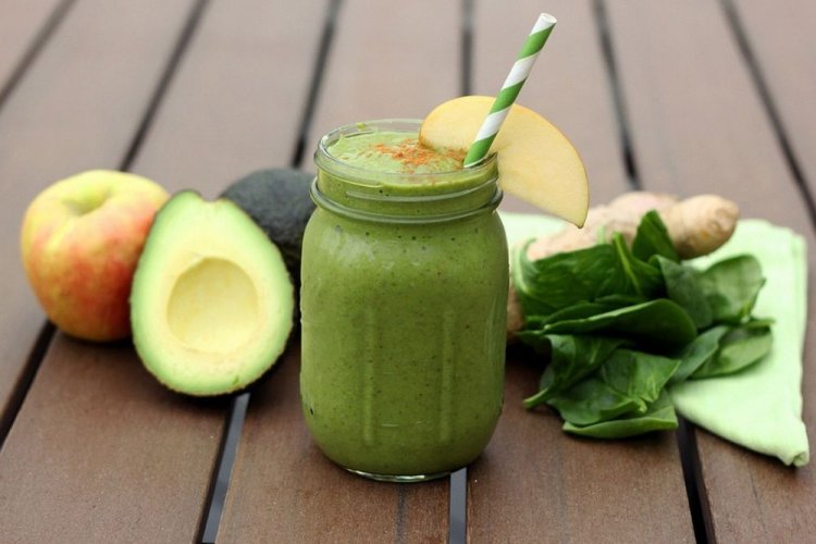 Смузи из яблок, авокадо, имбиря и шпината