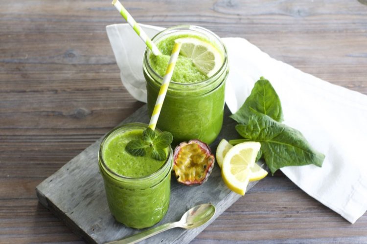 Смузи из щавеля, маракуйи и лимона