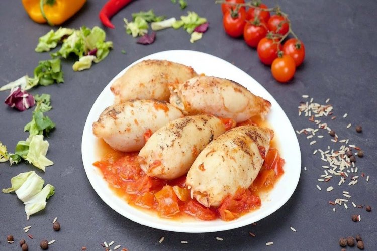 Фаршированные кальмары с красной рыбой и рисом