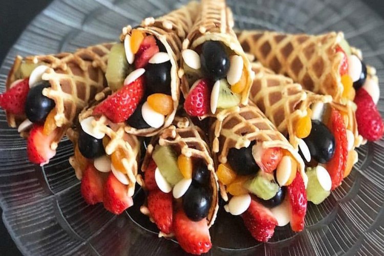 Вафельные трубочки со сметанным кремом и фруктами