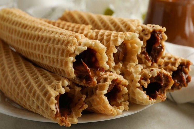 Толстые вафельные трубочки с кофейным кремом