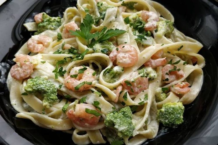 Паста с брокколи и креветками в сливочном соусе