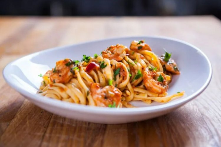 Паста с креветками в сливочно-томатном соусе