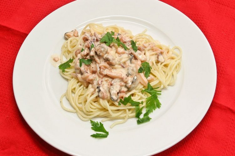 Паста с морским коктейлем в сливочном соусе
