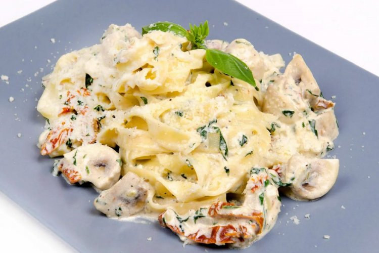 Паста с креветками, шампиньонами, имбирем и чесноком