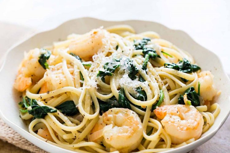 Паста со шпинатом и креветками в сливочном соусе