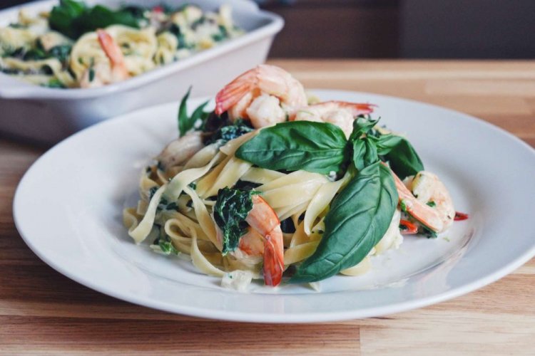 Паста со шпинатом, креветками, сливками и чесноком