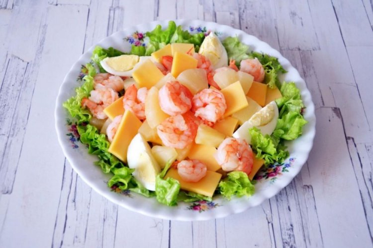 Салат с креветками, перепелиными яйцами, сыром и ананасом