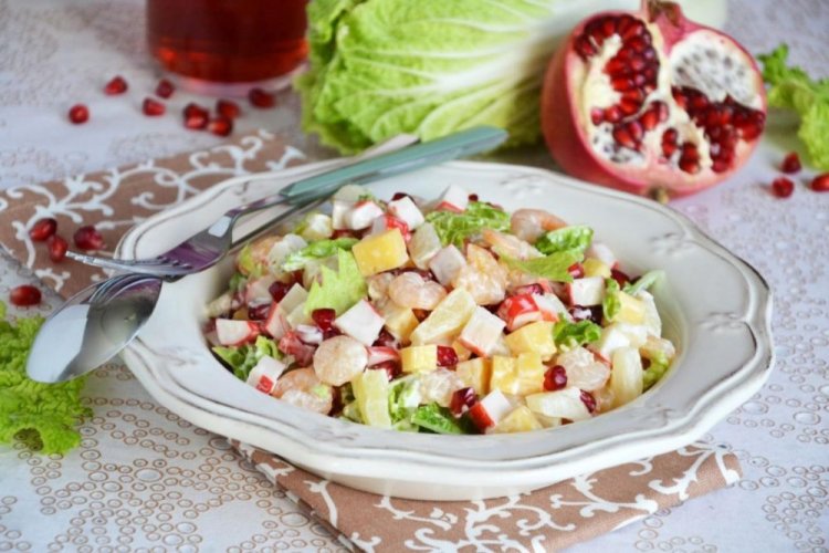 Салат с пекинской капустой, креветками, ананасом и гранатом