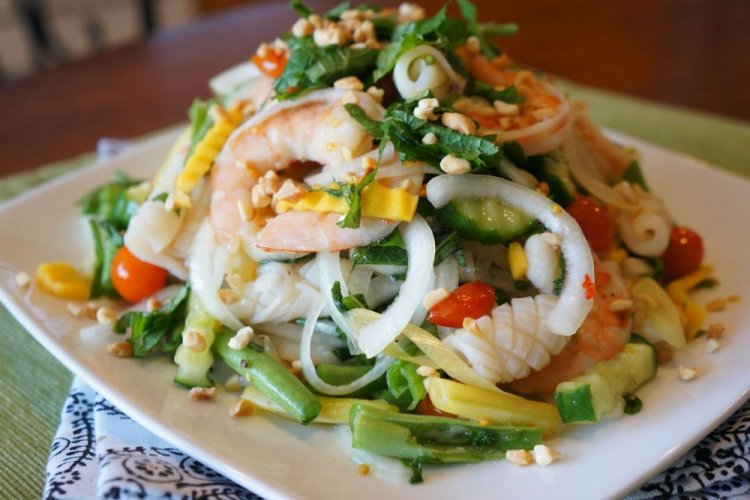 Салат с овощами, креветками, кальмаром и ананасом