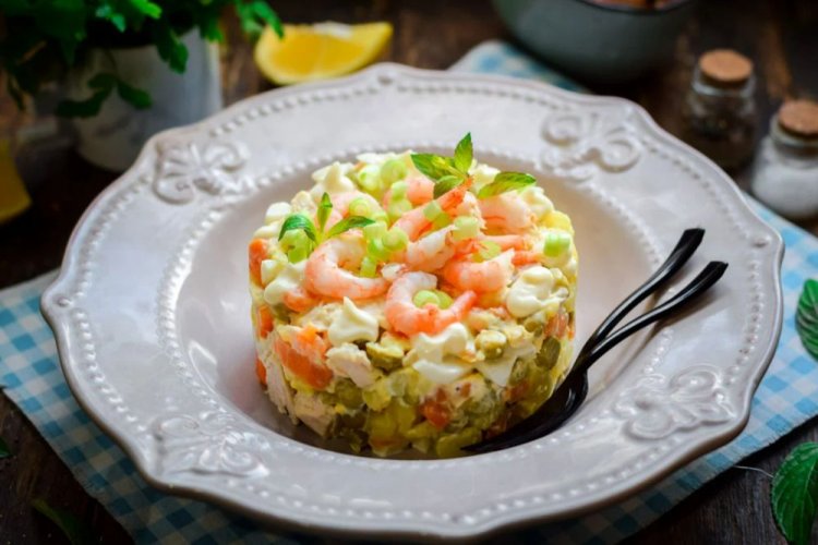 Слоеный салат с яйцом, зеленым горошком, ананасом и креветками