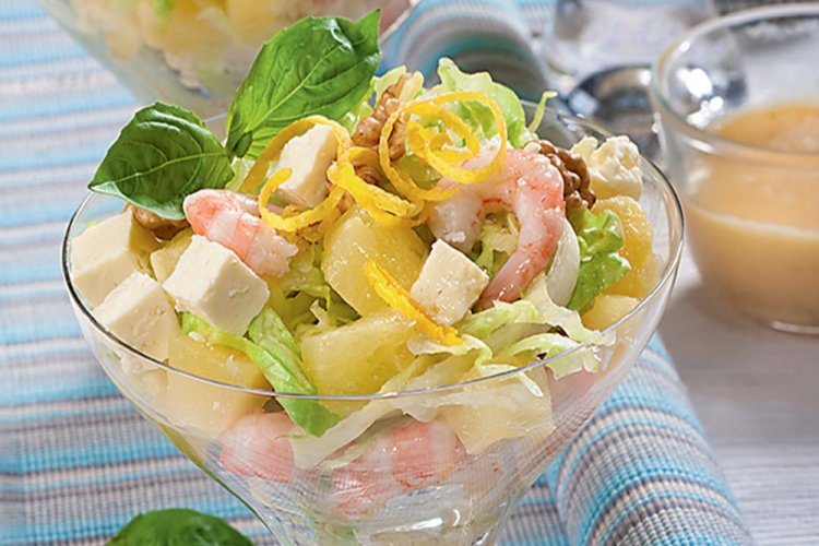 Салат из феты, креветок и ананаса