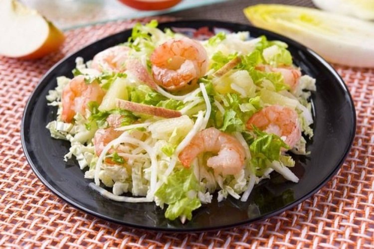 Салат с пекинской капустой, ананасом и креветками
