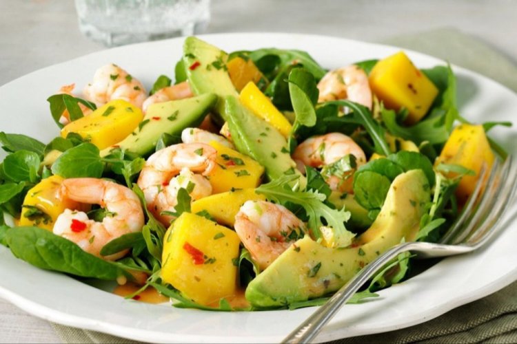 Свежий салат с авокадо, ананасом, креветками и зеленью