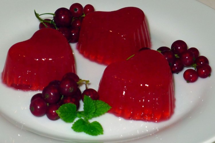 Желе из красной смородины с желатином в формочках
