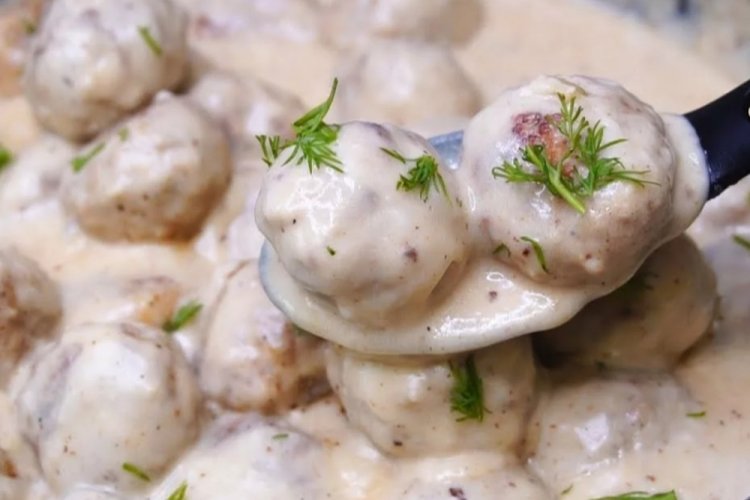 Фрикадельки в сливочном соусе на сковороде