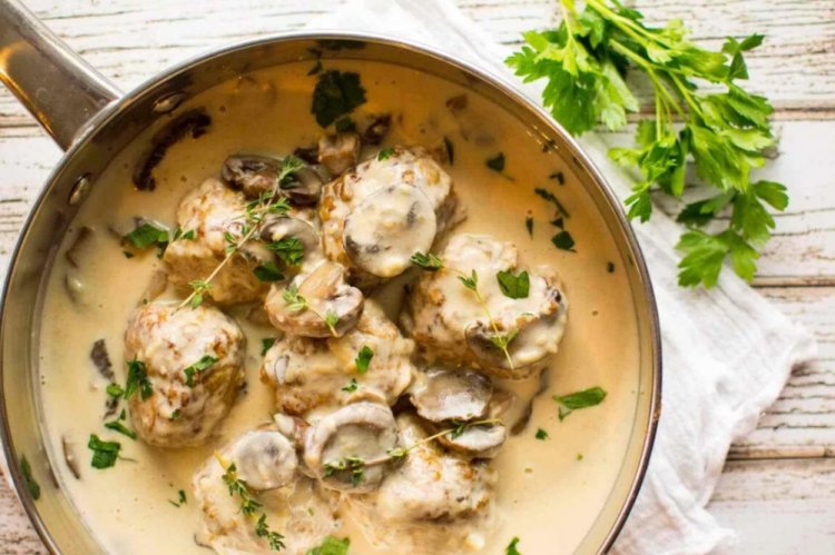 Фрикадельки с грибами в сливочном соусе