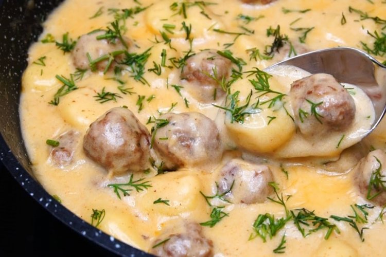 Фрикадельки с картошкой в сливочном соусе